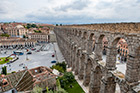 Segowia. Rzut okiem na miasto i akwedukt z tarasu widokowego. - foto: wnieznane.pl Segowia. Rzut okiem na miasto i akwedukt z tarasu widokowego. - foto: wnieznane.pl