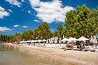 Bodrum. Piaszczysta plaża przy hotelu Aurum Spa & Beach. - foto: wnieznane.pl Bodrum. Piaszczysta plaża przy hotelu Aurum Spa & Beach. - foto: wnieznane.pl