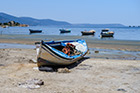 Bodrum. Łodzie na brzegu Jeziora Bafa. - foto: wnieznane.pl Bodrum. Łodzie na brzegu Jeziora Bafa. - foto: wnieznane.pl