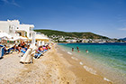 Bodrum. Wąska, żwirowa, miejska plaża. - foto: wnieznane.pl Bodrum. Wąska, żwirowa, miejska plaża. - foto: wnieznane.pl
