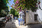 Bodrum. Białe budynki i kwitnące bugenwille przypominają klimat greckich wysp. - foto: wnieznane.pl Bodrum. Białe budynki i kwitnące bugenwille przypominają klimat greckich wysp. - foto: wnieznane.pl