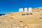 Gozo. Skały i tablice ostrzegawcze na Azure Window. - foto: wnieznane.pl Gozo. Skały i tablice ostrzegawcze na Azure Window. - foto: wnieznane.pl