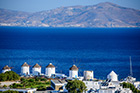 Mykonos. Słynne wiatraki w stolicy wyspy. W tle wyspa Tinos. - foto: wnieznane.pl Mykonos. Słynne wiatraki w stolicy wyspy. W tle wyspa Tinos. - foto: wnieznane.pl