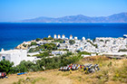 Mykonos. Widok na wiatraki. W tle wyspa Tinos. - foto: wnieznane.pl Mykonos. Widok na wiatraki. W tle wyspa Tinos. - foto: wnieznane.pl