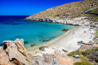 Mykonos. Plaża Kapari jest dzika, piaszczysta i zazwyczaj niemal pusta. - foto: wnieznane.pl Mykonos. Plaża Kapari jest dzika, piaszczysta i zazwyczaj niemal pusta. - foto: wnieznane.pl