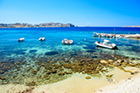 Mykonos. Łodzie przy plaży Agios Ioannis. - foto: wnieznane.pl Mykonos. Łodzie przy plaży Agios Ioannis. - foto: wnieznane.pl