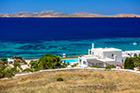 Mykonos. Elegancki hotel przy plaży Agios Ioannis z widokiem na wyspę Delos. - foto: wnieznane.pl Mykonos. Elegancki hotel przy plaży Agios Ioannis z widokiem na wyspę Delos. - foto: wnieznane.pl