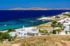 Mykonos. Widok z góry na plażę Agios Ioannis i zbudowane wzdłuż niej wille i hotele. - foto: wnieznane.pl Mykonos. Widok z góry na plażę Agios Ioannis i zbudowane wzdłuż niej wille i hotele. - foto: wnieznane.pl