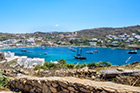 Mykonos. Okolice położonej w południowo-zachodniej części wyspy Ornos Beach. W tle plaża Ornos. - foto: wnieznane.pl Mykonos. Okolice położonej w południowo-zachodniej części wyspy Ornos Beach. W tle plaża Ornos. - foto: wnieznane.pl