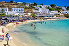 Mykonos. Złoty piasek i turkusowa woda na plaży Platis Gialos. - foto: wnieznane.pl Mykonos. Złoty piasek i turkusowa woda na plaży Platis Gialos. - foto: wnieznane.pl