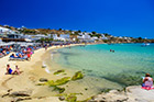 Mykonos. Złoty piasek i turkusowa woda na plaży Platis Gialos. - foto: wnieznane.pl Mykonos. Złoty piasek i turkusowa woda na plaży Platis Gialos. - foto: wnieznane.pl
