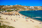 Mykonos. Długa i szeroka plaża Kalo Livadi chętnie odwiedzana jest przez rodziny z dziećmi. - foto: wnieznane.pl Mykonos. Długa i szeroka plaża Kalo Livadi chętnie odwiedzana jest przez rodziny z dziećmi. - foto: wnieznane.pl