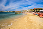 Mykonos. Bardzo popularna plaża Paradise Beach najchętniej odwiedzana jest przez ludzi chcących się zabawić. - foto: wnieznane.pl Mykonos. Bardzo popularna plaża Paradise Beach najchętniej odwiedzana jest przez ludzi chcących się zabawić. - foto: wnieznane.pl