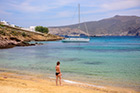 Mykonos. Piaszczysta plaża Agios Sostis. - foto: wnieznane.pl Mykonos. Piaszczysta plaża Agios Sostis. - foto: wnieznane.pl