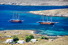 Mykonos. Statki cumujące przy wyspie Delos. - foto: wnieznane.pl Mykonos. Statki cumujące przy wyspie Delos. - foto: wnieznane.pl