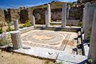 Mykonos. Na terenie starożytnych ruin na wyspie Delos. - foto: wnieznane.pl Mykonos. Na terenie starożytnych ruin na wyspie Delos. - foto: wnieznane.pl