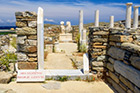 Mykonos. Komnaty Kleopatry na terenie starożytnych ruin na wyspie Delos. - foto: wnieznane.pl Mykonos. Komnaty Kleopatry na terenie starożytnych ruin na wyspie Delos. - foto: wnieznane.pl