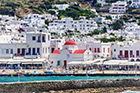 Mykonos. Stolica wyspy ze starym portem widziana od strony morza. - foto: wnieznane.pl Mykonos. Stolica wyspy ze starym portem widziana od strony morza. - foto: wnieznane.pl