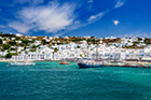 Mykonos. Stolica wyspy ze starym portem widziana od strony morza. - foto: wnieznane.pl Mykonos. Stolica wyspy ze starym portem widziana od strony morza. - foto: wnieznane.pl