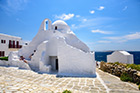 Mykonos. Nietypowa bryła kościoła Panagia Paraportiani w stolicy wyspy. - foto: wnieznane.pl Mykonos. Nietypowa bryła kościoła Panagia Paraportiani w stolicy wyspy. - foto: wnieznane.pl