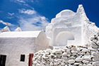Mykonos. Nietypowa bryła kościoła Panagia Paraportiani. - foto: wnieznane.pl Mykonos. Nietypowa bryła kościoła Panagia Paraportiani. - foto: wnieznane.pl