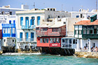 Mykonos. Little Venice - weneckie domy z balkonami obmywane przez morskie fale. - foto: wnieznane.pl Mykonos. Little Venice - weneckie domy z balkonami obmywane przez morskie fale. - foto: wnieznane.pl