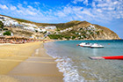 Mykonos. Piaszczysta plaża Elia Beach na południu wyspy. - foto: wnieznane.pl Mykonos. Piaszczysta plaża Elia Beach na południu wyspy. - foto: wnieznane.pl