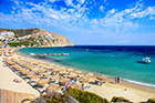 Mykonos. Piaszczysta plaża Elia Beach na południu wyspy jest chętnie odwiedzana przez naturystów. - foto: wnieznane.pl Mykonos. Piaszczysta plaża Elia Beach na południu wyspy jest chętnie odwiedzana przez naturystów. - foto: wnieznane.pl