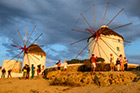 Mykonos. Wiatraki w stolicy wyspy w promieniach zachodzącego słońca. - foto: wnieznane.pl Mykonos. Wiatraki w stolicy wyspy w promieniach zachodzącego słońca. - foto: wnieznane.pl
