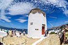 Mykonos. Panorama stolicy wyspy. Na pierwszym planie wiatrak będący częścią muzeum Mylos tou Boni. - foto: wnieznane.pl Mykonos. Panorama stolicy wyspy. Na pierwszym planie wiatrak będący częścią muzeum Mylos tou Boni. - foto: wnieznane.pl