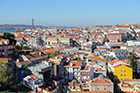 Lizbona. Zamek św. Jerzego. Widok na miasto. - foto: wnieznane.pl Lizbona. Zamek św. Jerzego. Widok na miasto. - foto: wnieznane.pl