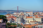 Lizbona. Zamek św. Jerzego. Widok na miasto (w tle most 25 kwietnia). - foto: wnieznane.pl Lizbona. Zamek św. Jerzego. Widok na miasto (w tle most 25 kwietnia). - foto: wnieznane.pl