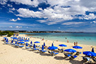 Cypr jesienią. Piaszczysta, duża plaża Makronissos Beach, położona w okolicy miejscowości Ayia Napa. - foto: wnieznane.pl Cypr jesienią. Piaszczysta, duża plaża Makronissos Beach, położona w okolicy miejscowości Ayia Napa. - foto: wnieznane.pl