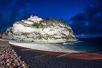 Kalabria. Tropea i Santuario di Santa Maria dell'Isola wieczorową porą. - foto: wnieznane.pl Kalabria. Tropea i Santuario di Santa Maria dell'Isola wieczorową porą. - foto: wnieznane.pl