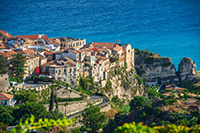 Kalabria. Wspaniały widok na zabudowania w Tropei. - foto: wnieznane.pl Kalabria. Wspaniały widok na zabudowania w Tropei. - foto: wnieznane.pl