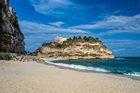 Kalabria. Santuario di Santa Maria dell'Isola w Tropei. - foto: wnieznane.pl Kalabria. Santuario di Santa Maria dell'Isola w Tropei. - foto: wnieznane.pl