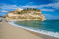 Kalabria. Santuario di Santa Maria dell'Isola w Tropei. - foto: wnieznane.pl Kalabria. Santuario di Santa Maria dell'Isola w Tropei. - foto: wnieznane.pl