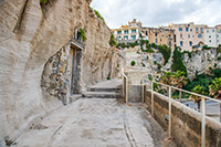 Kalabria. Wejście na wysepkę w Tropei. - foto: wnieznane.pl Kalabria. Wejście na wysepkę w Tropei. - foto: wnieznane.pl