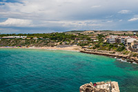 Kalabria. Piaszczysta plaża w miejscowości Le Castella. - foto: wnieznane.pl Kalabria. Piaszczysta plaża w miejscowości Le Castella. - foto: wnieznane.pl