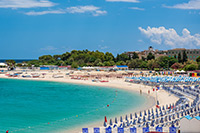 Kalabria. Długa plaża z jasnym, gruboziarnistym piaskiem w Soverato. - foto: wnieznane.pl Kalabria. Długa plaża z jasnym, gruboziarnistym piaskiem w Soverato. - foto: wnieznane.pl