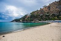 Kalabria. Otoczona górami plaża Copanello ze szmaragdową wodą. - foto: wnieznane.pl Kalabria. Otoczona górami plaża Copanello ze szmaragdową wodą. - foto: wnieznane.pl