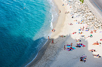 Kalabria. Plaża w Tropei jest chętnie odwiedzana przez turystów. - foto: wnieznane.pl Kalabria. Plaża w Tropei jest chętnie odwiedzana przez turystów. - foto: wnieznane.pl