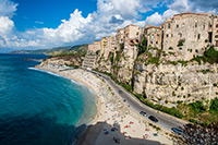 Kalabria. Widok na malowniczą miejscowość Tropea. - foto: wnieznane.pl Kalabria. Widok na malowniczą miejscowość Tropea. - foto: wnieznane.pl