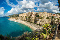 Kalabria. Widok na malowniczą miejscowość Tropea. - foto: wnieznane.pl Kalabria. Widok na malowniczą miejscowość Tropea. - foto: wnieznane.pl