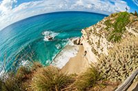 Kalabria. Piaszczysto-żwirowa plaża w słynnej miejscowości Tropea. - foto: wnieznane.pl Kalabria. Piaszczysto-żwirowa plaża w słynnej miejscowości Tropea. - foto: wnieznane.pl