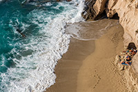 Kalabria. Piaszczysto-żwirowa plaża w słynnej miejscowości Tropea. - foto: wnieznane.pl Kalabria. Piaszczysto-żwirowa plaża w słynnej miejscowości Tropea. - foto: wnieznane.pl