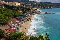 Kalabria. Wspaniałe górzyste wybrzeże Capo Vaticano. - foto: wnieznane.pl Kalabria. Wspaniałe górzyste wybrzeże Capo Vaticano. - foto: wnieznane.pl