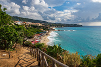 Kalabria. Wspaniałe górzyste wybrzeże Capo Vaticano. - foto: wnieznane.pl Kalabria. Wspaniałe górzyste wybrzeże Capo Vaticano. - foto: wnieznane.pl