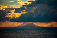 Kalabria. Zachodzące słońce nad wulkanem Stromboli. - foto: wnieznane.pl Kalabria. Zachodzące słońce nad wulkanem Stromboli. - foto: wnieznane.pl