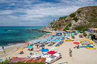 Kalabria. Wspaniałe górzyste wybrzeże Capo Vaticano. - foto: wnieznane.pl Kalabria. Wspaniałe górzyste wybrzeże Capo Vaticano. - foto: wnieznane.pl